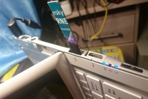 Cổng cắm USB bị bụi bẩn, phần cứng bị lỗi
